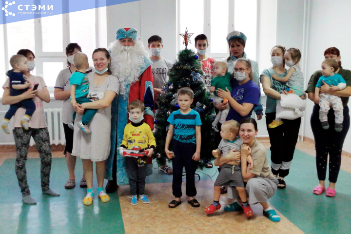 Дед Мороз СТЭМИ и телевизионная Снегурочка поздравили пациентов больницы