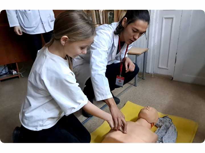 Студенты-медики показали школьникам, как работает реанимация