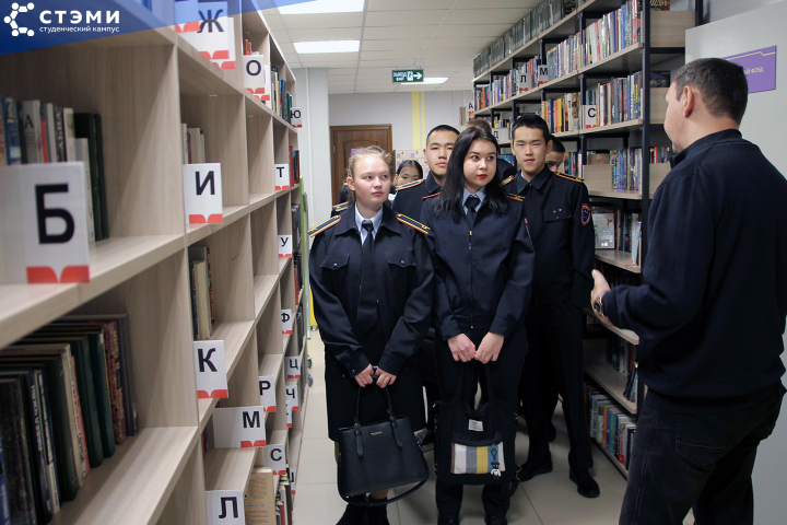 Студенты Саянского техникума облюбовали городскую библиотеку