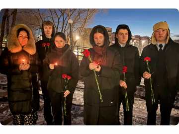 Они пришли к мемориалу, чтобы сказать &quot;спасибо&quot;