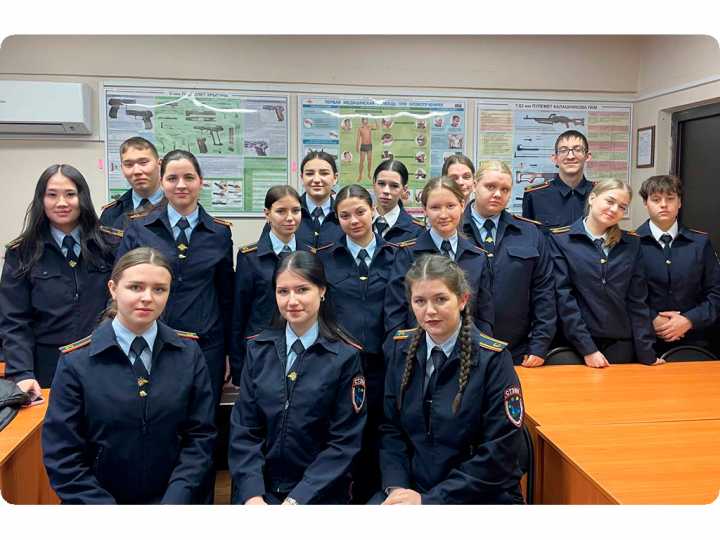 Примерить бронежилет и подержать пулемёт: студенты познакомились с буднями ОМОНа