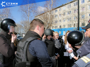 Полицейские Саяногорска провели практический урок для студентов СТЭМИ