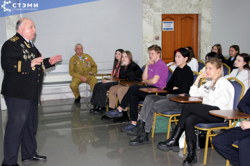 Ветераны продолжают рассказывать студентам о героизме российских солдат